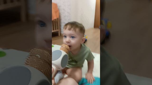 Влад поёт в микрофон.mp4
