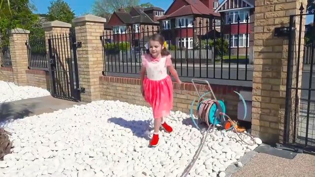 Мисс Кэйти и Мистер Макс (Miss Katy) Кэти и Макс всегда хотят поиграть с водяными игрушками
