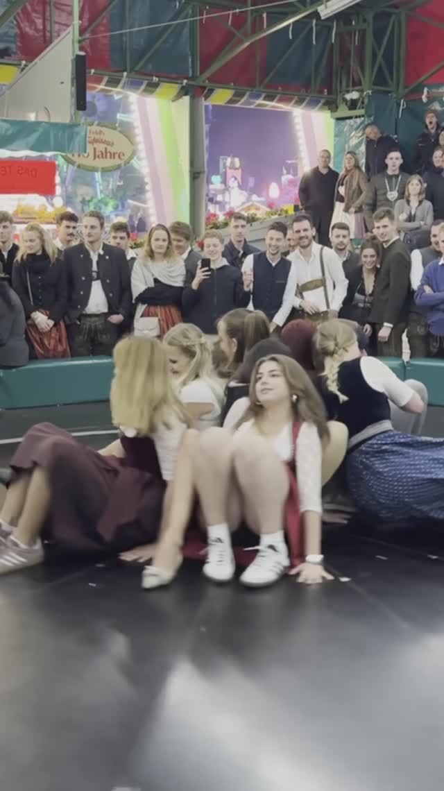 PRETTY LADIES BATTLE ON THE TEUFELSRAD DEVIL'S WHEEL 4K OKTOBERFEST MUNICH 2025