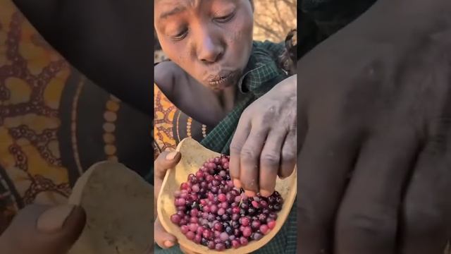 Привезли бруснику угостили жителя африканского племени