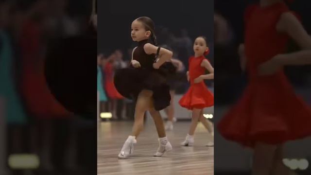 Девочка танцует