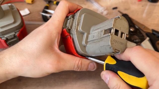 Разобрал склеенный корпус за пару минут. Делюсь проверенным способом