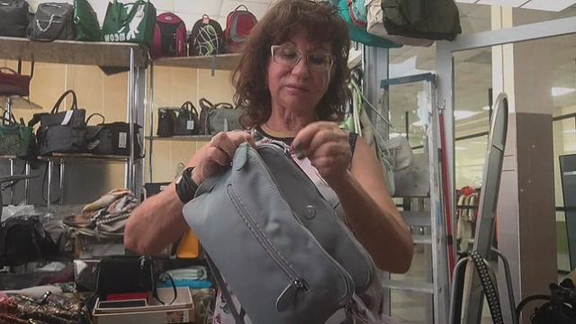 Сумка через плечо. Целых три отдела. Комплимент - на выбор.