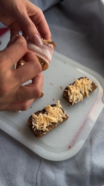 Закуска с беконом и сыром