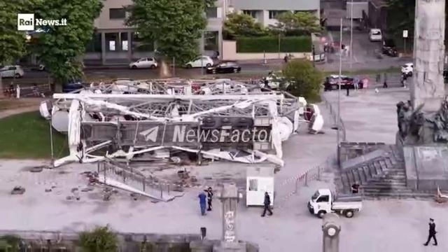 В итальянской Ломбардии мощные порывы ветра опрокинули колесо обозрения