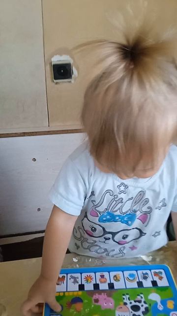 принцесса изучает подарочный планшет😍😍😍