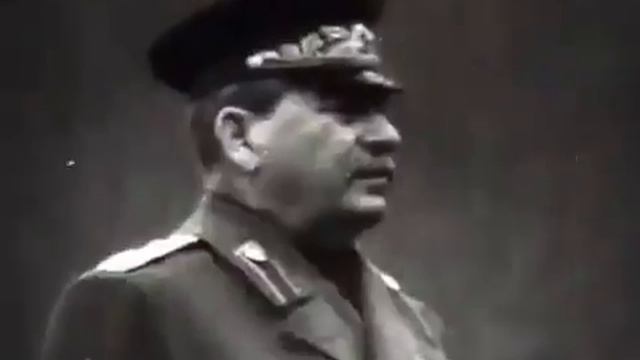 24 июня 1945 г. к Мавзолею было брошено более 200 поверженных фашистких флагов.