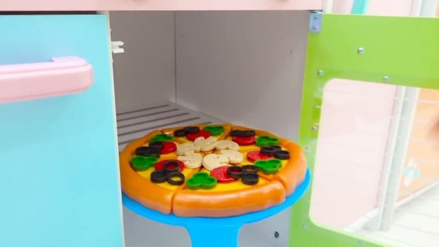 Влад и Ники. Дети учатся готовить пиццу и помогать друг другу! Видео для детей.