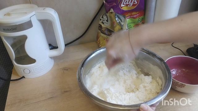 Замешиваю тесто для мантов 
А так же это тесто и для пельменей и вареников