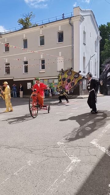 Перформанс «Его Величество Павлин» от театра «ЗаУглом» с оркестром Tinto Brass Band
