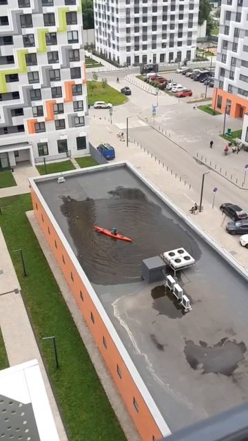 🚣В Отрадном спортсмен устроил заплыв прямо в луже на крыше магазина🚣