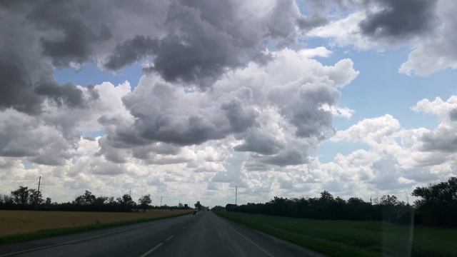 Высокие тёмные облака на трассе