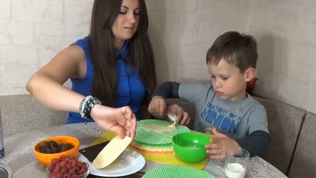 Мистер Макс • Mister Max - Делаем торт со сгущенкой с  Людой
