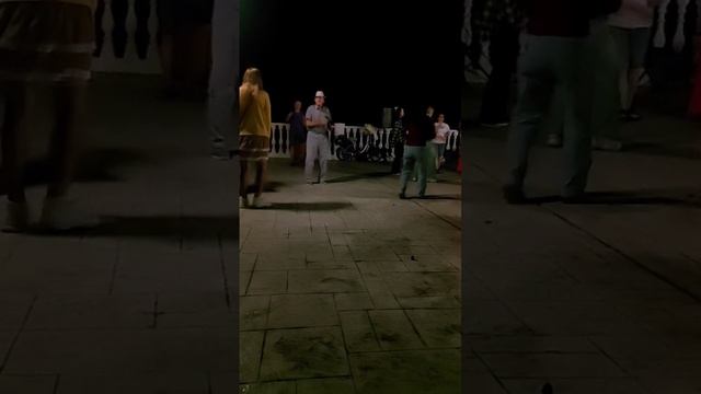 Анапа прохладно, ветер, но продолжают отдыхающие танцевать. 23 июня 2025 г