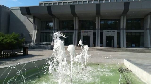 фонтан возле Юности
