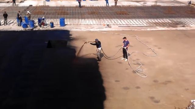 Нанесение жидкой резины на бетонную подготовку