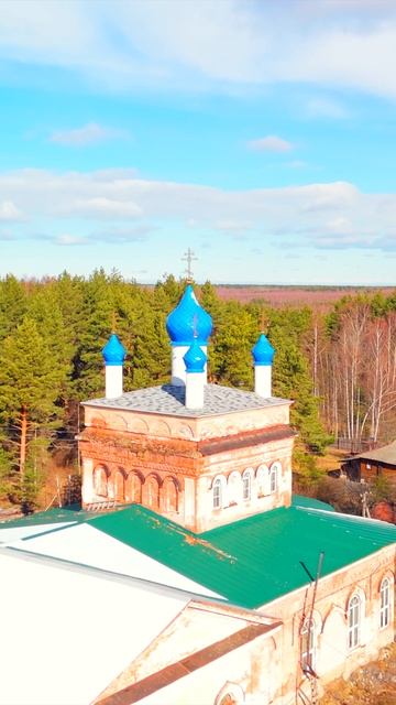 В 1935 г. была закрыта Бродовская 3наменская церковь. Вначале храм был передан МТС под мастерские, а
