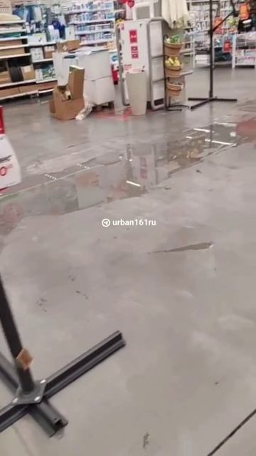 Дырявая крыша: в «Ашане» на Обсерваторной с крыши течет вода.