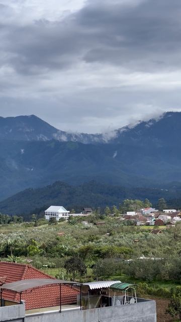 Вид на горную гряду Anjasmoro, Biru, Gentong Growah