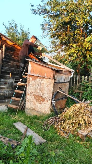 Расчищаем участок от старых построек #дача#построилидомиквдеревне#ремонт#частныедома#стройка#реки