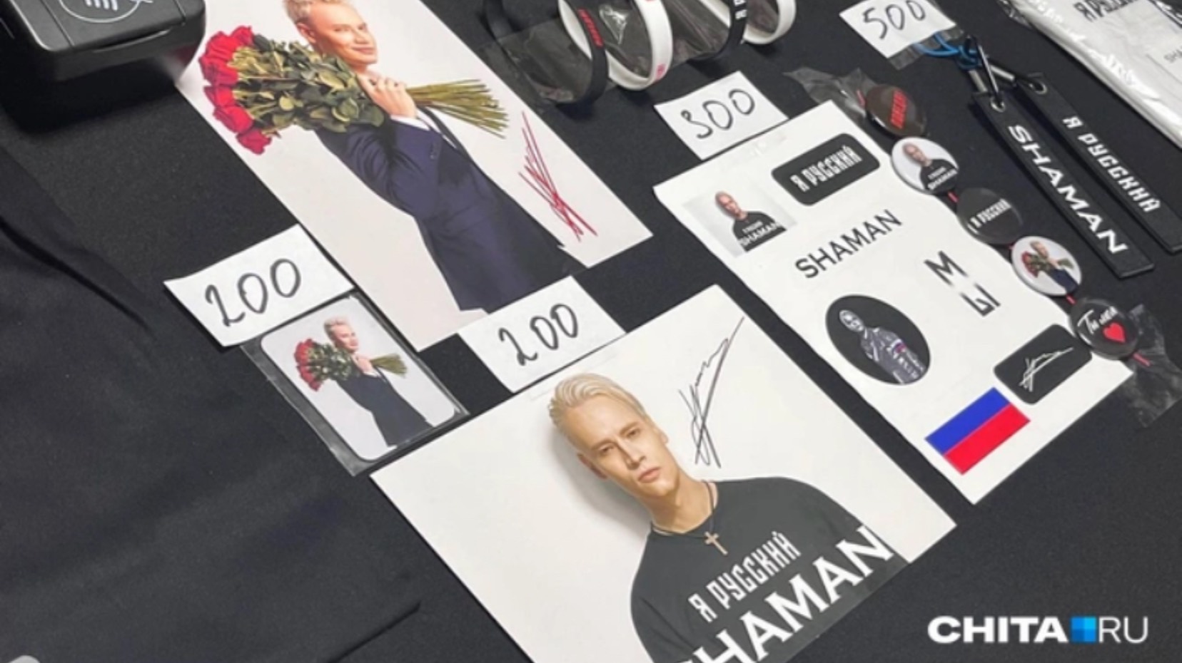 Картинка SHAMAN`а с букетом за 200 или кофта за 4000 рублей?  что продают на концерте артиста.