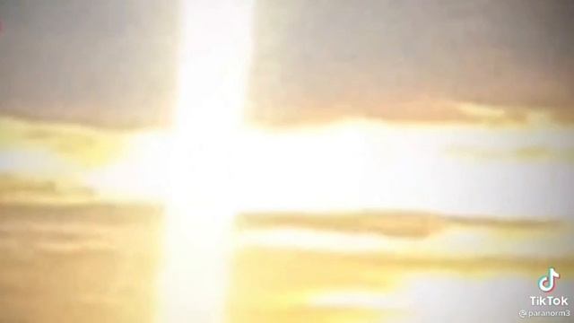 Яркий световой луч спускается с неба, поднимая вверх крупную фигуру, похожую на человека.