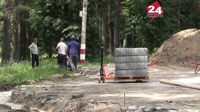 «Западный» упаковали в брусчатку почти наполовину