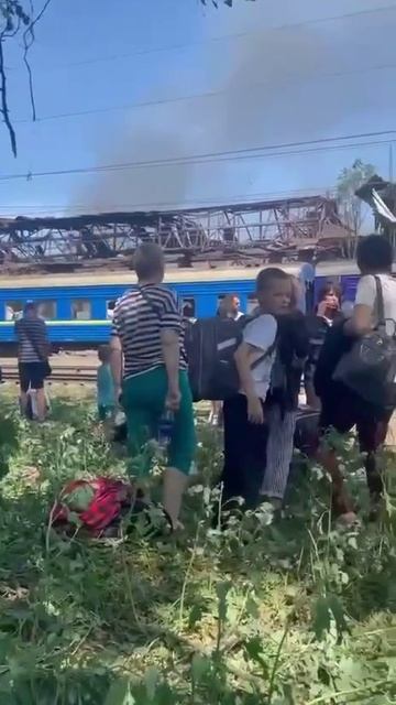 Пассажиры поезда «Одесса-Днепропетровск» сняли последствия мощного взрыва на украинском предприятии