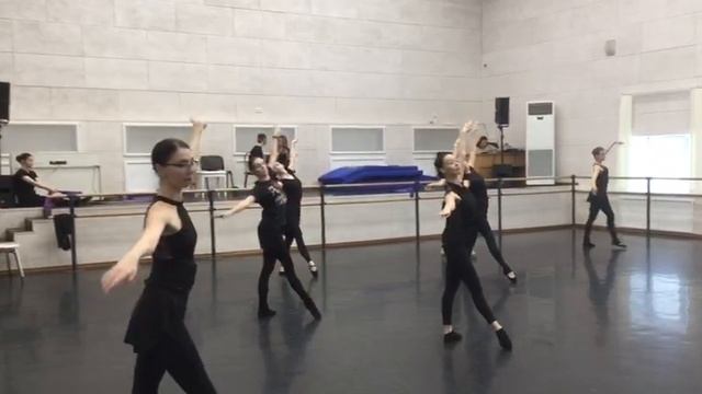 ГРАНД БАТМАН НА СЕРЕДИНЕ ЗАЛА С ИТАЛЬЯНСКИМ ФУЕТЭ-1