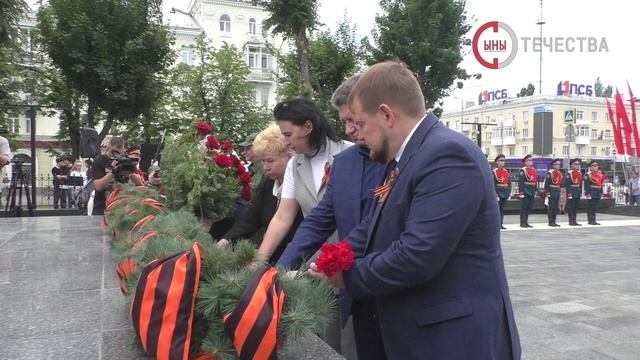 В Луганске состоялась церемония возложения гирлянды Славы к Пилону Славы и могиле неизвестного солда