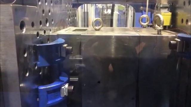 Литье ведер и обклейка на ТПА Threeplast