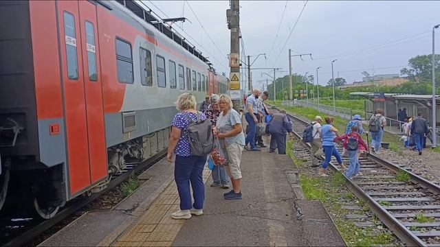 2025.6.24.17.40.45.(Красноярк.Станция "Шинный Завод". Прибытие электрички Камарчага-Северный.).