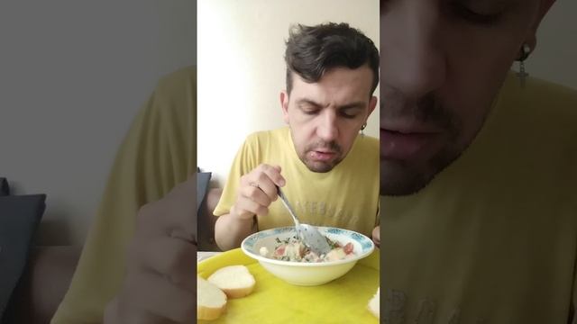 Обжор летний овощной салат из огурцов и помидоров с майонезом