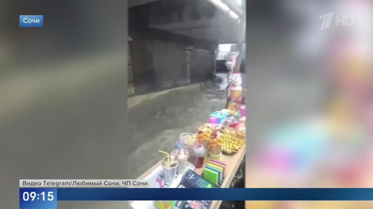 Бурные потоки и водопады: ливни превратили улицы Сочи в реки