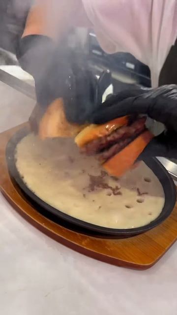 5L-UZHiHlvY - チーズにインしたハンバーガーが熱々で美味しすぎる【アンドラ】#東京グルメ #japanesefood #shorts