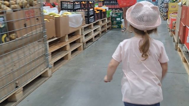 Потеряла Сашу в магазине