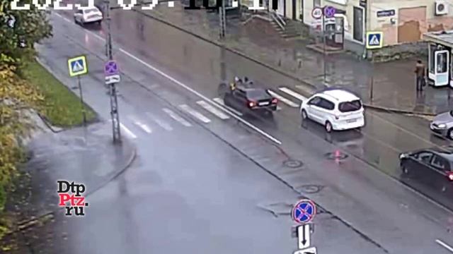 Пропускают на пешеходном переходе