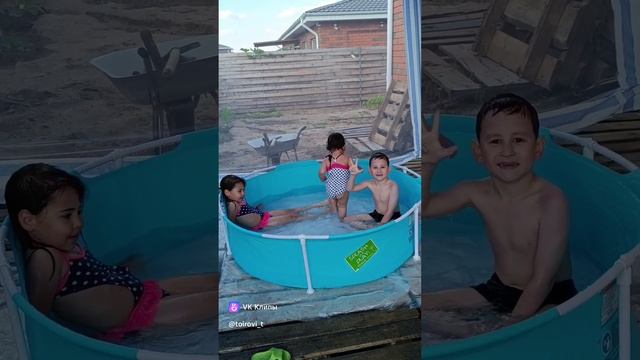 дети в бассейне