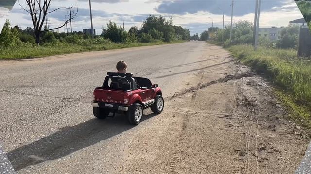 Видео для детей. Артём и Милана катаются на детском транспорте: красная машинка, самокат, велосипед