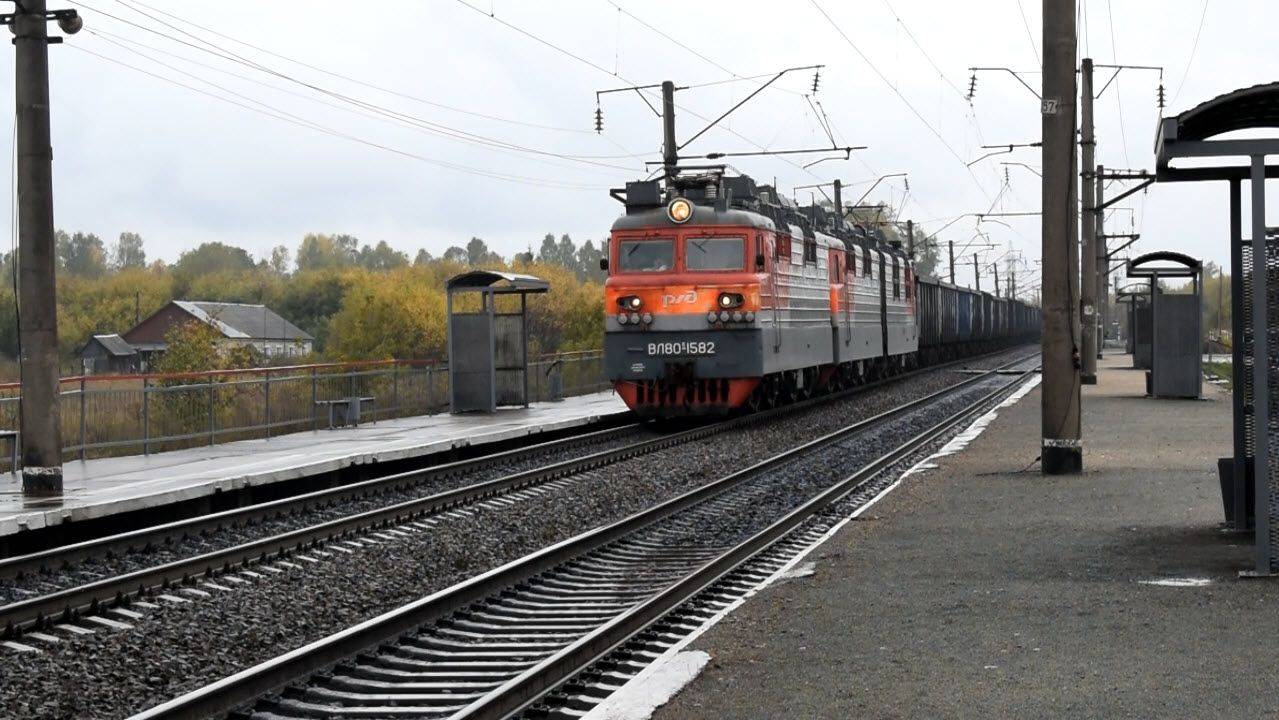Электровоз ВЛ80С-1380/1582А с бесконечным составом.