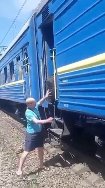Поезд рядом с которым ударила ракета в Днепропетровске.