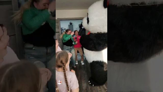 Огромный и весёлый Милаш Панда поздравил Еву с 10-летием! Зажигательно получилось!