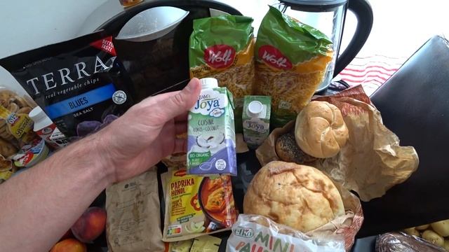 АВСТРИЯ/ВЕНА / ЧЕМ КОРМИТ БЕЖЕНЦЕВ "ЗАГНИВАЮЩАЯ ЕВРОПА"/ AUSTRIA/VIENNA/HOW TO FEED REFUGEES EUROPE/