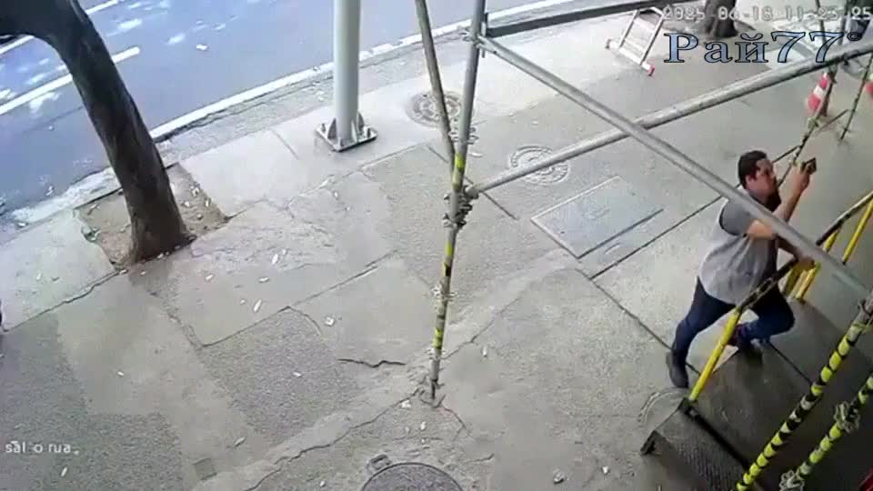 Житель Рио-де-Жанейро чудом не оказался погребённым под строительными лесами