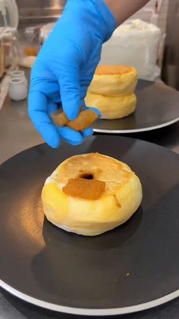2Zmq9zIlR7w - わらび餅が入った和風パンケーキ！黒蜜と黄粉たっぷりで最高！久留米にある「カフェスタンド10.8」#福岡グルメ #japanesefood #japantravel