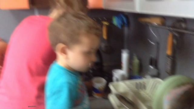 Внуки любят помогать бабушке