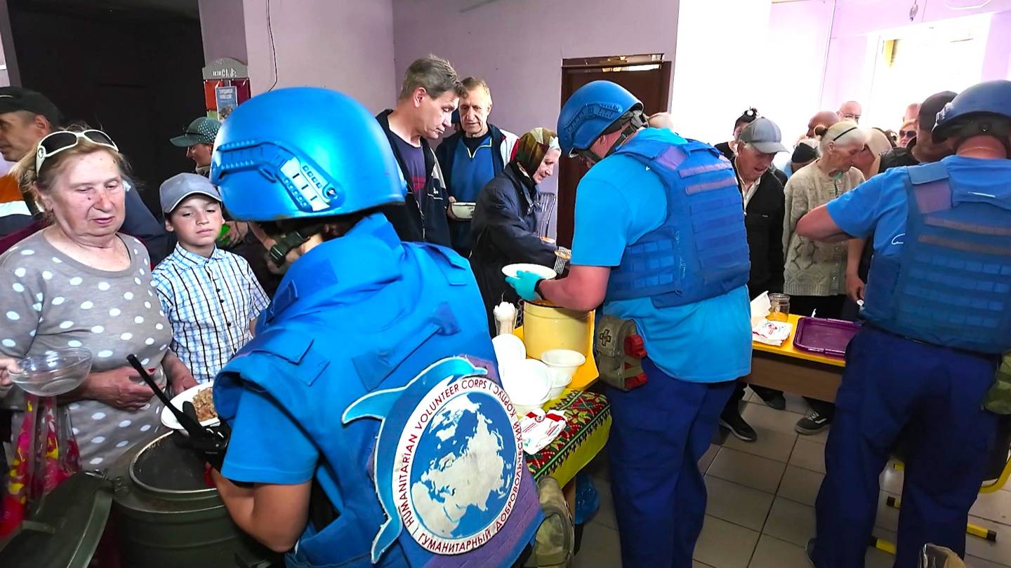 Добровольцы Гумкорпуса помогают жителям освобожденного Курахово в ДНР