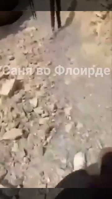 Один из кратеров, оставленных американской бомбой на ядерном объекте Фордо.