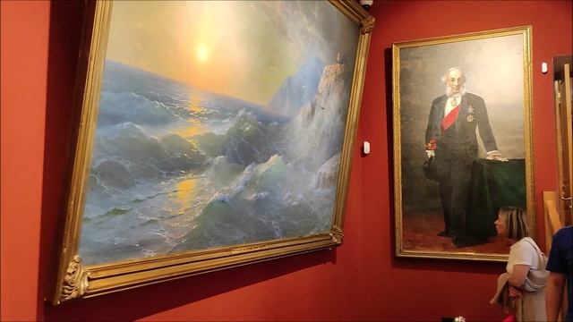 Крым. Феодосия. Картинная галерея им. Айвазовского. Часовые экскурсии проводят каждые 15 мин. Стольк
