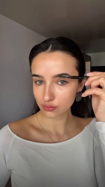 Показываем макияж, который делает взгляд по-настоящему незабываемым.